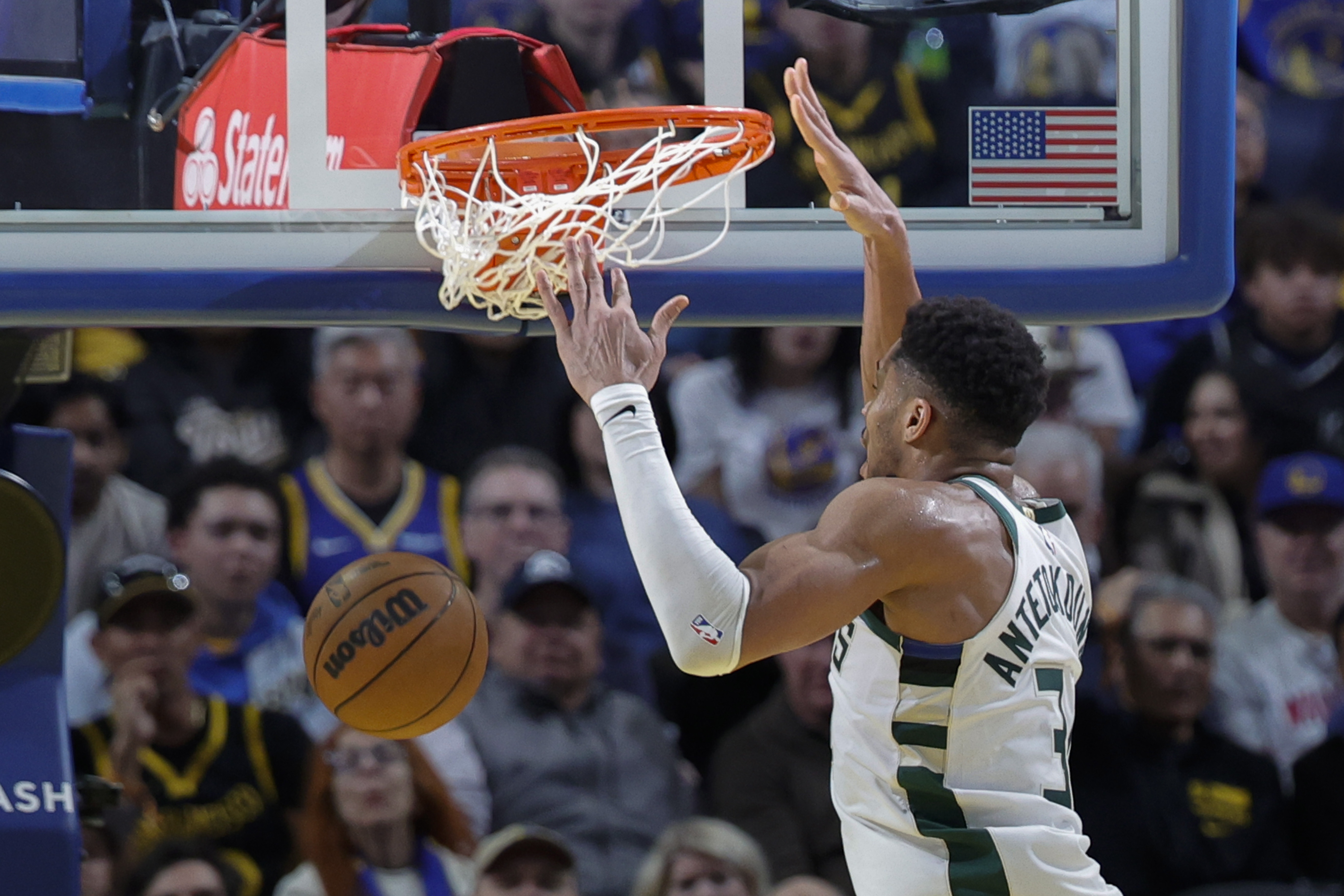 Baccara Gaming-很全面！字母哥生涯至今32场至少30分10助 历史大前锋位置最多